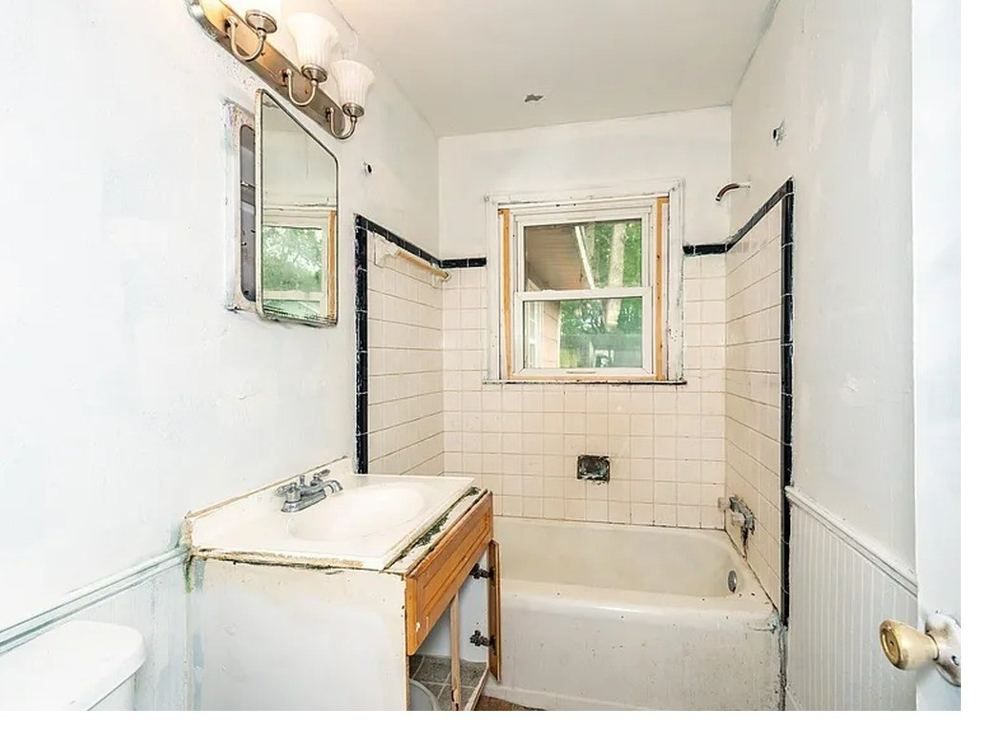 420 Peyton Street — 420 Peyton Street — Original bathroom (before)